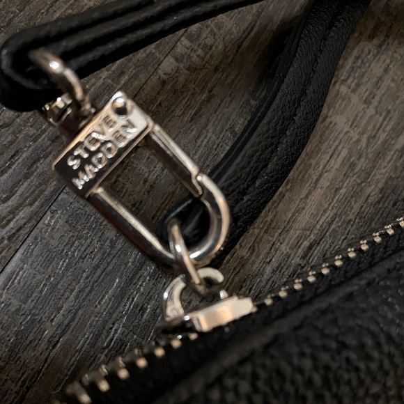 STEVE MADDEN WRISTLET - Picture 4 of 4